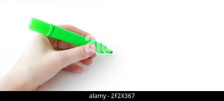 Hand mit grünem Marker isoliert auf weißem Hintergrund mit Raum Für Text Stockfoto