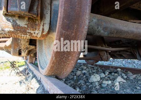 Nahaufnahme der alten rostigen Zugräder. Details des Rades des Zuges. Stockfoto