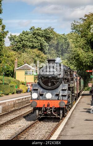 BR 2-6-0 '4MT' No. 76017 kommt in Medstead und vier Mark Station auf der Mid-Hants Railway, Hampshire Stockfoto