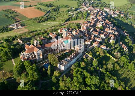 Luftaufnahme der Basilika Vézelay, im Departement L'yonne 89450, Region Bourgogne-Franche-comté, Frankreich Stockfoto