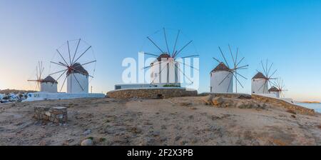 Blick von Sonnenaufgang auf die Windmühlen mit Blick auf das ägäische Meer auf Mykonos, Griechenland Stockfoto