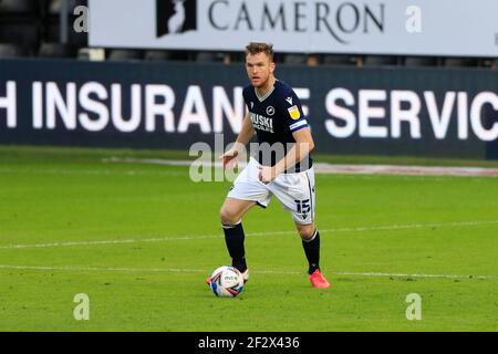 Derby, Großbritannien. März 2021, 13th. Alex Pearce #15 von Millwall läuft mit dem Ball in Derby, UK am 3/13/2021. (Foto von Conor Molloy/News Images/Sipa USA) Quelle: SIPA USA/Alamy Live News Stockfoto