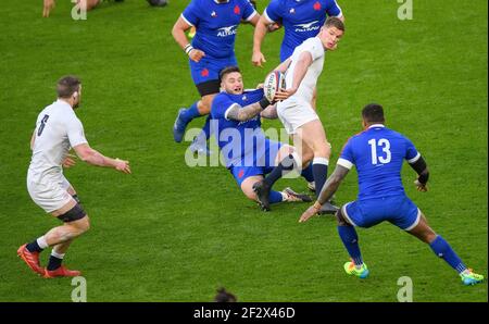 Twickenham Stadium, 13th Mär 2021 Owen Farrell spielt einen schönen Revese Pass während des Guinness Six Nations Spiels im Twickenham Stadium, LondonBildnachweis: © Mark Pain / Alamy Live News Stockfoto