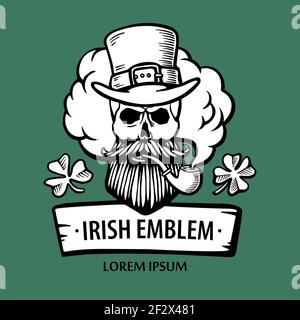 Handgezeichneter irischer Totenkopf mit Hut, Schnurrbart und Bart und Klee. Leprechaum mit Pfeife und Wolke. St. patrick. Vektor. Aufkleber, Logo, Emblem Stock Vektor