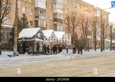 Lutsk, Ukraine - Februar 12,2020: Stadtstraße nach Schneesturm. Rekordmengen an Schnee. Menschen auf der Straße nach Schneesturm. Ungeputzt rutschig Stockfoto