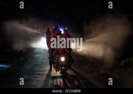 Denpasar, Bali, Indonesien. März 2021, 13th. Kommunale Arbeiter bereitet sich auf die Desinfektion vor. Sumerta Kelod Village, um die Desinfektion der Straßen Wohngebiete vor Nyepi durchzuführen, balinesische Hindu Tag der Stille, die am 14. März 2021 stattfinden wird. Nyepi ist der Feiertag der Selbstreflexion, in dem alle Aktivitäten gestoppt werden. Es ist den Menschen nicht erlaubt, nach draußen zu kommen, wenn alle Lichter niedrig gehalten werden, keine Arbeit und keine Freuden. Kredit: Dicky Bisinglasi/ZUMA Wire/Alamy Live Nachrichten Stockfoto