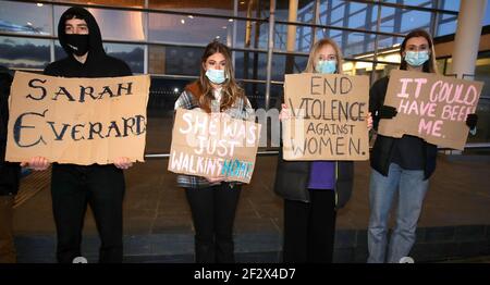 Menschen versammeln sich vor dem Senedd in Cardiff während eines Reclaim diese Straßen Mahnwache für Sarah Everard. Wayne Couzens, 48, ist vor Gericht erschienen, weil er den 33-jährigen Marketingleiter entführt und ermordet hat, der am 3. März aus der Wohnung eines Freundes im Süden Londons nach Hause gegangen ist. Bilddatum: Samstag, 13. März 2021. Stockfoto