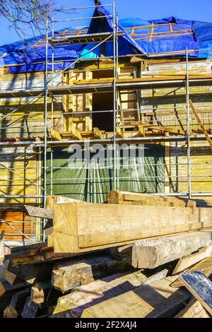 Ein Stapel von gebrauchten Holzbaumaterialien für die Wiederverwendung in Ein Holzhaus Restaurierungsstelle Stockfoto