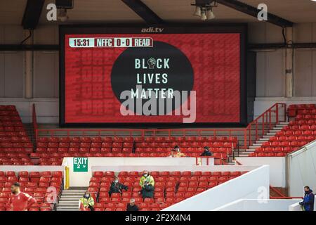 Nottingham, Großbritannien. März 2021, 13th. City Grounds Spielbrett mit einem Black Lives Matter Hintergrund während des Spiels in Nottingham, Großbritannien auf 3/13/2021. (Foto von Mark Cosgrove/News Images/Sipa USA) Quelle: SIPA USA/Alamy Live News Stockfoto