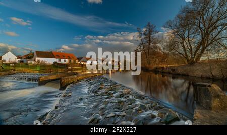 Großes Wehr an der Moldau in Roznov Teil von Budweis Stadt im Winter Frühling Sonnenuntergang Farbe Abend Stockfoto