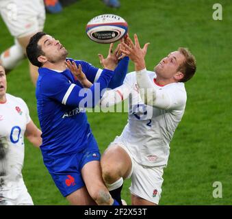 Twickenham Stadium, 13th Mär 2021 Max Malins und Brice Dulin kämpfen während des Guinness Six Nations Spiels um einen Luftball im Twickenham Stadium, London Bildnachweis: © Mark Pain / Alamy Live News Stockfoto