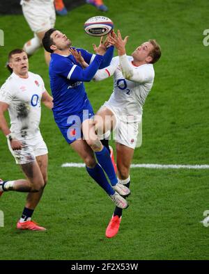 Twickenham Stadium, 13th Mär 2021 Max Malins und Brice Dulin kämpfen während des Guinness Six Nations Spiels um einen Luftball im Twickenham Stadium, London Bildnachweis: © Mark Pain / Alamy Live News Stockfoto