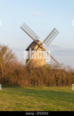 Blick auf die Stembridge Mill in High Ham in Somerset.die letzte verbleibende Strohwindmühle in Somerset. Stockfoto