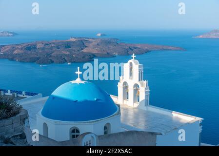 Übernahme der Kirche der seligen Jungfrau Maria mit Blick auf Nea Kameni Insel in Griechenland Stockfoto