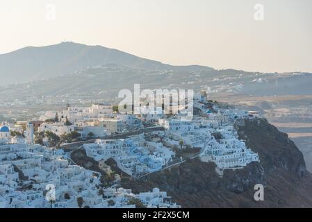 Sonnenaufgangsansicht von Firostefani, Santorini, Griechenland Stockfoto