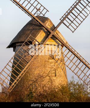 Blick auf die Stembridge Mill in High Ham in Somerset.die letzte verbleibende Strohwindmühle in Somerset. Stockfoto