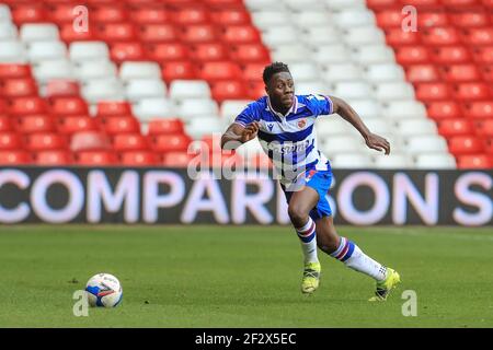 Nottingham, Großbritannien. März 2021, 13th. Andy Yiadom #17 von Reading bricht mit dem Ball in Nottingham, UK am 3/13/2021. (Foto von Mark Cosgrove/News Images/Sipa USA) Quelle: SIPA USA/Alamy Live News Stockfoto