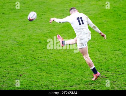 Twickenham, London, Großbritannien. März 2021, 13th. International Rugby, Six Nations, England gegen Frankreich; Jonny May von England tritt Ball nach vorne im Spiel für Besitz Kredit: Action Plus Sports/Alamy Live News Stockfoto