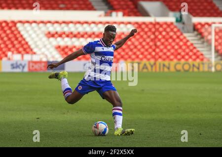 Nottingham, Großbritannien. März 2021, 13th. Andy Yiadom #17 von Reading überquert den Ball in Nottingham, UK am 3/13/2021. (Foto von Mark Cosgrove/News Images/Sipa USA) Quelle: SIPA USA/Alamy Live News Stockfoto