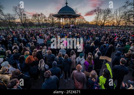 London, Großbritannien. März 2021, 13th. Menschen versammeln sich, um Blumen und Ehrungen für Sarah Everard bei einer Mahnwache am Bandstand zu hinterlassen, wo geplant. Obwohl es von der Polizei nach covid Vorschriften verboten. Sie verschwand nach 9:00 Uhr am 3. März irgendwo zwischen Clapham Junction und Brixton. Kredit: Guy Bell/Alamy Live Nachrichten Stockfoto