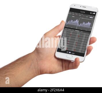 Handelsplattform, Devisenhandel. Börsenmarktanalyse, Überwachung App Handy-Bildschirm. Männliche Hand isoliert auf weißem Hintergrund. Binäre Opti Stockfoto