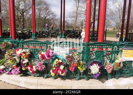 Blumenverehrungen und Trauerausbeuten, die am Clapham Common Bandstand in Erinnerung an die ermordete 33-jährige Marketingleitung Sarah Everard, London, gesehen wurden Stockfoto