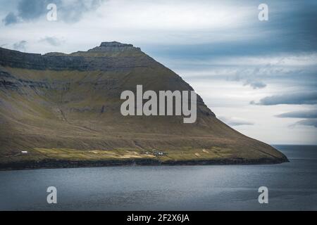 Herausragendes Panorama der Klippen der Faroese Island und des Ozeanspiegels. Eysturoy, Färöer, Dänemark. Stockfoto