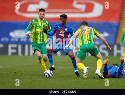 10/13th März 2021; Selhurst Park, London, England; English Premier League Football, Crystal Palace gegen West Bromwich Albion; Wilfried Zaha von Crystal Palace dribbelt an Dara O'Shea und Okay Yokuslu von West Bromwich Albion vorbei Stockfoto