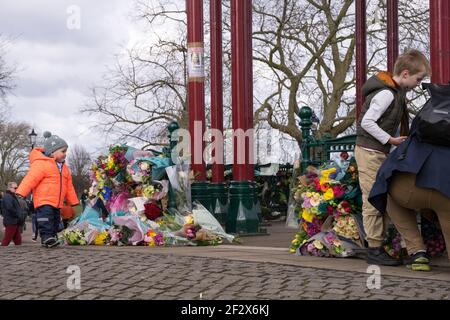 Blumenverehrungen und Trauerausbeuten, die am Clapham Common Bandstand in Erinnerung an die ermordete 33-jährige Marketingleitung Sarah Everard, London, gesehen wurden Stockfoto