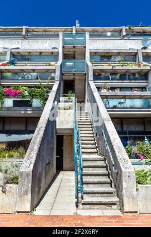 Alexandra Road Estate Gebäude und Gehweg im Brutalistischen Stil in Swiss Cottage, London, Großbritannien Stockfoto