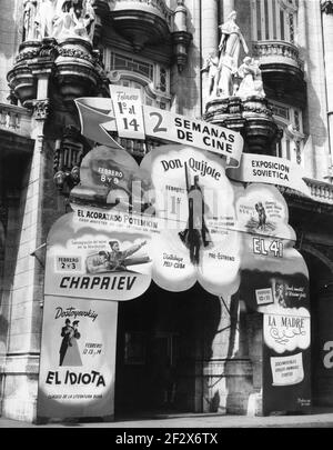 Kino / Kino in Havanna Kuba im Februar 1960 Zeigt eine Staffel von klassischen russischen Filmen, einschließlich SCHLACHTSCHIFF POTEMKIN (1925) CHAPAYEV (1934) DER IDIOT (1958) DON QUIXOTE (1957) DIE 41. ((1956) und MUTTER (1956) nach der kubanischen Revolution in 1959 angeführt von Fidel Castro und Che Guevara gegen Diktator Fulgencio Batista Stockfoto