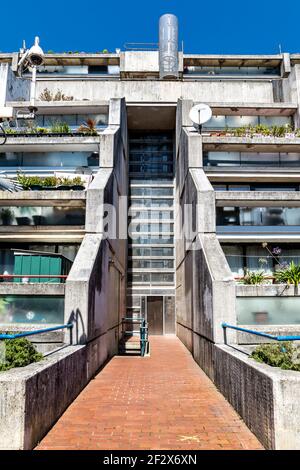 Alexandra Road Estate Gebäude und Gehweg im Brutalistischen Stil in Swiss Cottage, London, Großbritannien Stockfoto