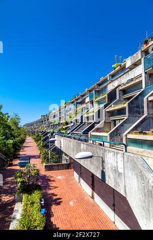 Alexandra Road Estate Gebäude und Gehweg im Brutalistischen Stil in Swiss Cottage, London, Großbritannien Stockfoto