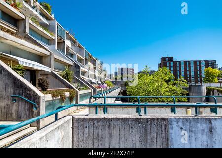 Alexandra Road Estate Gebäude und Gehweg im Brutalistischen Stil in Swiss Cottage, London, Großbritannien Stockfoto