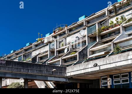 Alexandra Road Estate Gebäude und Gehweg im Brutalistischen Stil in Swiss Cottage, London, Großbritannien Stockfoto