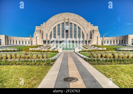 Cincinnati Union Terminal diente einst fünf Eisenbahnen; das Art déco-Wahrzeichen ist heute vor allem Museumsraum, mit Amtrak-Abfahrten nur 3 Nächte pro Woche. Stockfoto