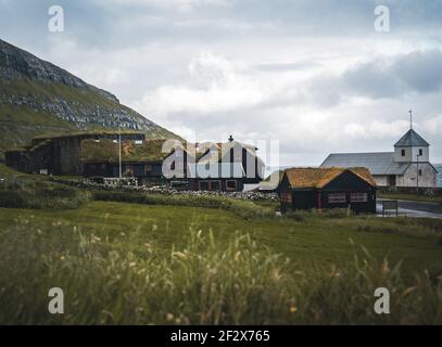 Kirkjuboargardur, auch Roykstovan genannt, ist ein historischer Bauernhof und Museum in Kirkjubour, Färöer Inseln. Erbaut im 11. Jahrhundert ist es eines der Stockfoto