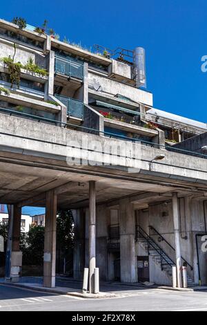 Alexandra Road Estate Gebäude und Gehweg im Brutalistischen Stil in Swiss Cottage, London, Großbritannien Stockfoto