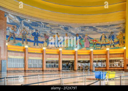 Cincinnati Union Terminal diente einst fünf Eisenbahnen; das Art déco-Wahrzeichen ist heute vor allem Museumsraum, mit Amtrak-Abfahrten nur 3 Nächte pro Woche. Stockfoto