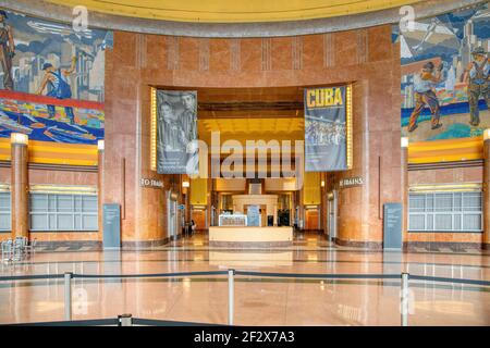 Cincinnati Union Terminal diente einst fünf Eisenbahnen; das Art déco-Wahrzeichen ist heute vor allem Museumsraum, mit Amtrak-Abfahrten nur 3 Nächte pro Woche. Stockfoto