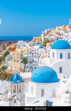 Kirchen und blaue Kuppeln der Stadt Oia in Santorini, Griechenland Stockfoto