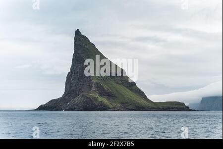 Ansicht von oben vertikale Komposition mit der ikonischen Drangarnir Tor, Tindholmur und mykines Insel im Hintergrund, Färöer Inseln Stockfoto