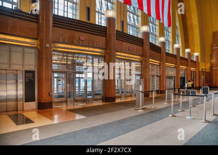 Cincinnati Union Terminal diente einst fünf Eisenbahnen; das Art déco-Wahrzeichen ist heute vor allem Museumsraum, mit Amtrak-Abfahrten nur 3 Nächte pro Woche. Stockfoto