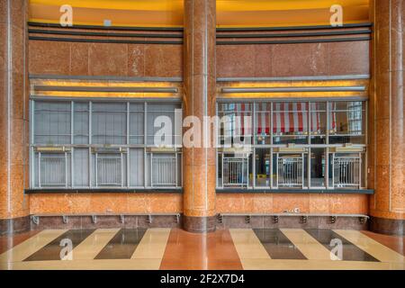 Cincinnati Union Terminal diente einst fünf Eisenbahnen; das Art déco-Wahrzeichen ist heute vor allem Museumsraum, mit Amtrak-Abfahrten nur 3 Nächte pro Woche. Stockfoto