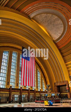 Cincinnati Union Terminal diente einst fünf Eisenbahnen; das Art déco-Wahrzeichen ist heute vor allem Museumsraum, mit Amtrak-Abfahrten nur 3 Nächte pro Woche. Stockfoto