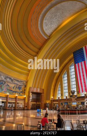 Cincinnati Union Terminal diente einst fünf Eisenbahnen; das Art déco-Wahrzeichen ist heute vor allem Museumsraum, mit Amtrak-Abfahrten nur 3 Nächte pro Woche. Stockfoto