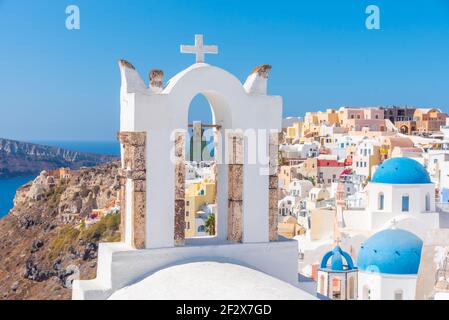 Kirchen und blaue Kuppeln der Stadt Oia in Santorini, Griechenland Stockfoto