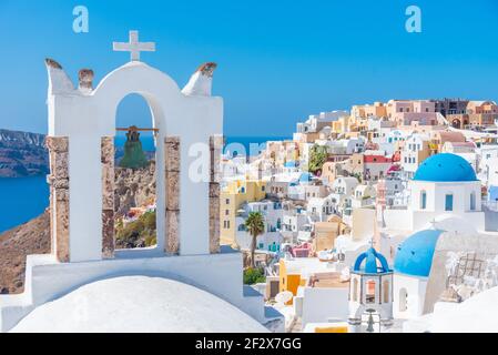 Kirchen und blaue Kuppeln der Stadt Oia in Santorini, Griechenland Stockfoto