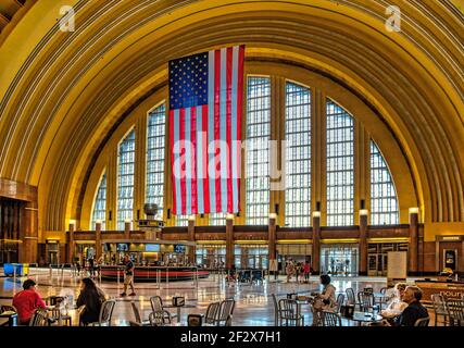 Cincinnati Union Terminal diente einst fünf Eisenbahnen; das Art déco-Wahrzeichen ist heute vor allem Museumsraum, mit Amtrak-Abfahrten nur 3 Nächte pro Woche. Stockfoto