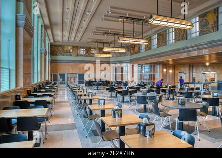Cincinnati Union Terminal diente einst fünf Eisenbahnen; das Art déco-Wahrzeichen ist heute vor allem Museumsraum, mit Amtrak-Abfahrten nur 3 Nächte pro Woche. Stockfoto